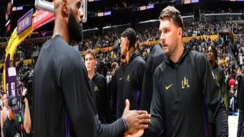 曼联前景看好：内维尔赞赏战术调整，阿莫林指挥精准！